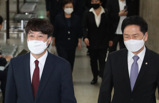지난 6월14일 국민의힘 이준석 대표(왼쪽), 김기현 원내대표와 최고위원들이 서울 여의도 국회에서 열린 첫 최고위원회의에 입장하고 있다.연합뉴스